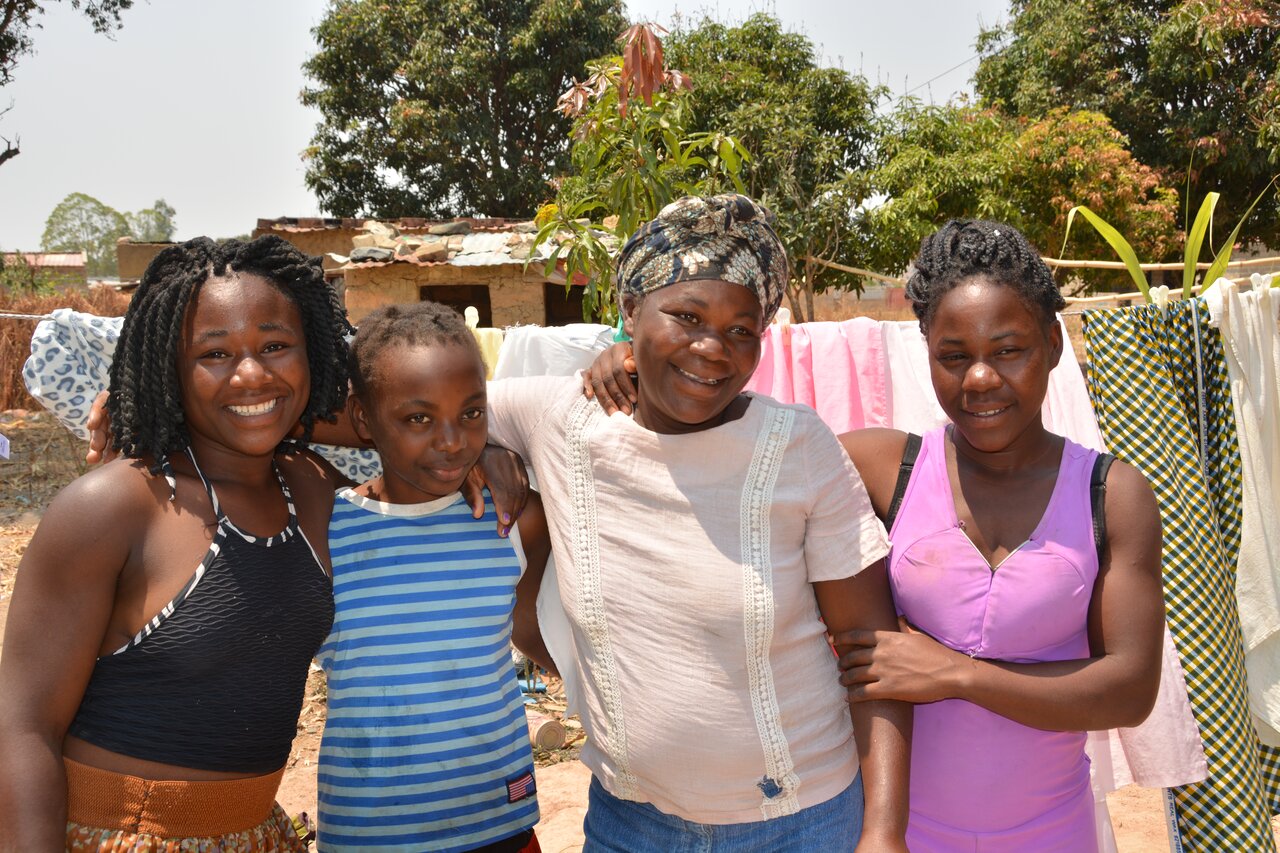 Dominga og døtrene hennes har fått et bedre liv gjennom Fagforbundets SOS-barneby (Foto T. Weisser)