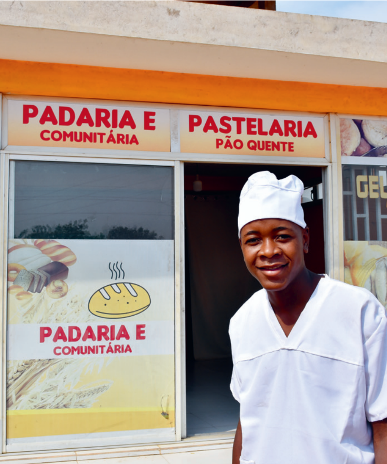 Luis (18) viser stolt fram bakeriet sitt i Huambo, Angola