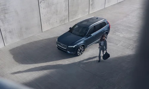 Kvinne går ved siden av Volvo XC90