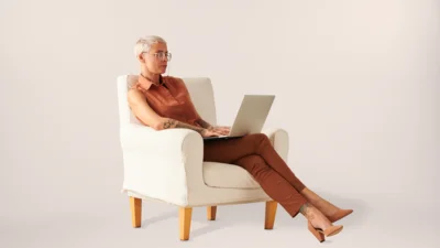 Kvinna med laptop i knät. 