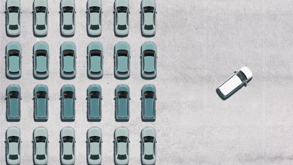Parkering full med bilar sett ur fågelperspektiv